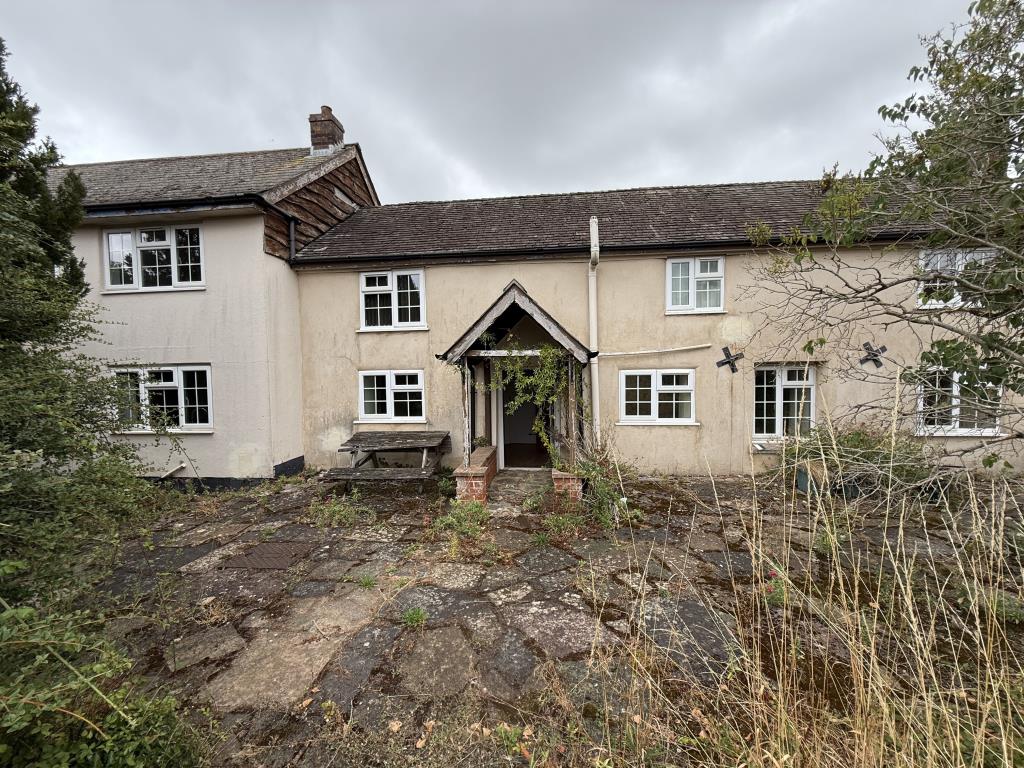Lot: 77 - FOUR-BEDROOM COTTAGE REQUIRING MODERNISATION - Front of the property